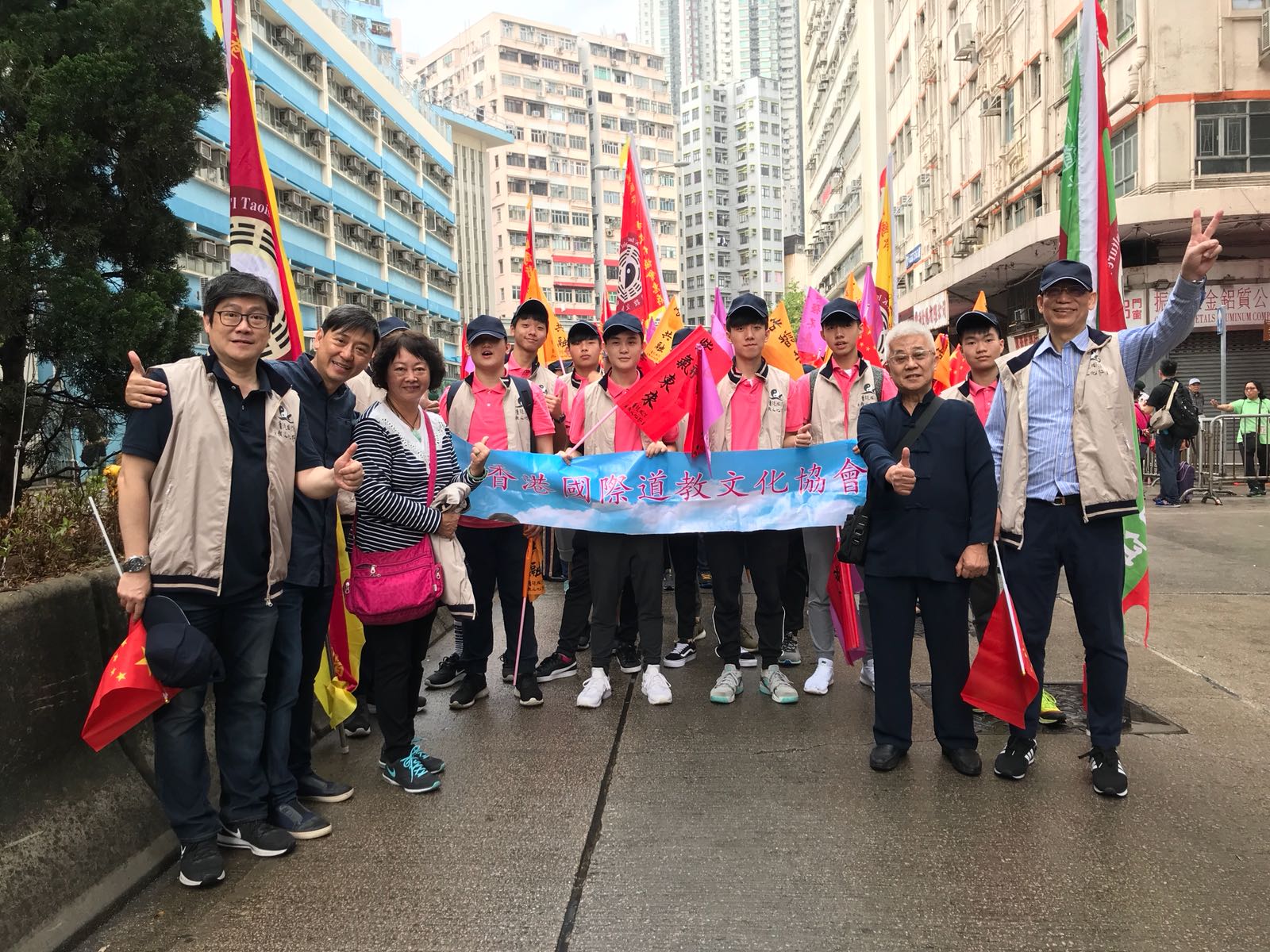 梁錦棠師父與香港國際道教文化協會隊伍同行。